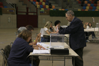 Un hombre votando en el colegio electoral de la Tarraco Arena de Tarragona.