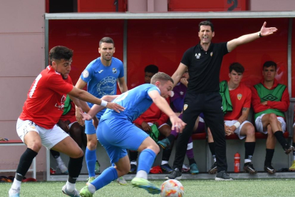 Adolfo Baines dirigint la jugada des de la banda.