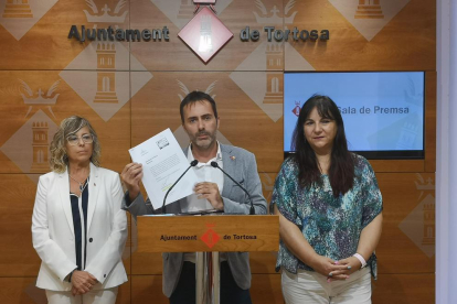 L'alcalde de Tortosa, Jordi Jordán, després de llegir el manifest.