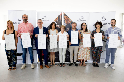 Laura Ruiz y Pau Rodríguez, en los extremos de la foto, con representantes de los ayuntamientos por los que pasará DeltaChamber Music Festival, mostrando el cartel de la octava edición.