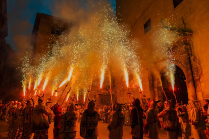 El Ball de Diables, durant el dia de Sant Pere, a les portes de la Prioral.