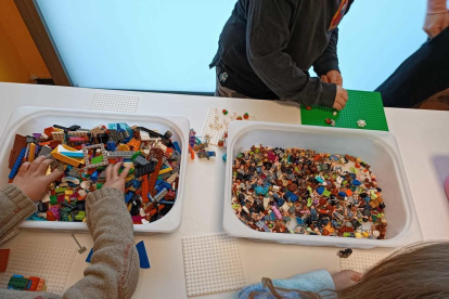 Un grupo de niños, participando en una de las actividades con Lego promovidas por ambas entidades.