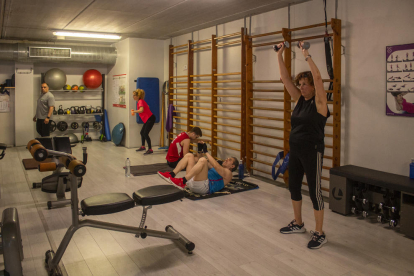 Imatge d'usuaris entrenant a la sala de fitness del complex esportiu municipal del Serrallo.