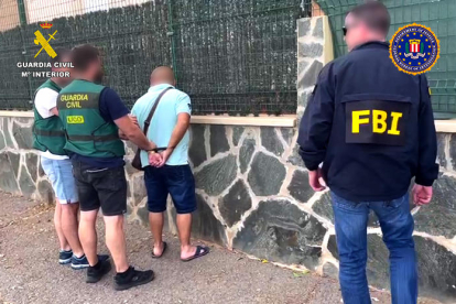 La Guàrdia Civil i l'FBI durant la detenció d'un dels homes buscats.