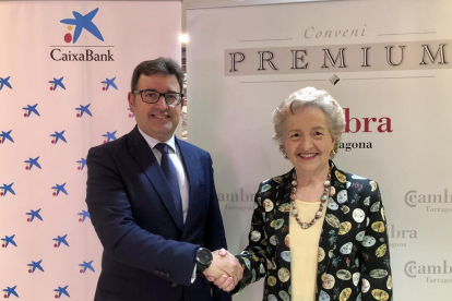 Josep Maria González, director territorial Catalunya de CaixaBank, i Laura Roigé, presidenta de la Cambra, han firmat l'acord.