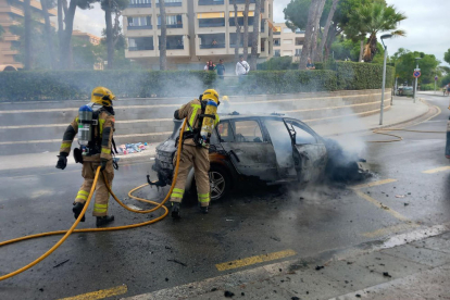 El vehículo ha quedado afectado completamente en Salou.