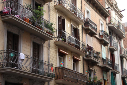 Façanes de diversos edificis al Poble-sec.