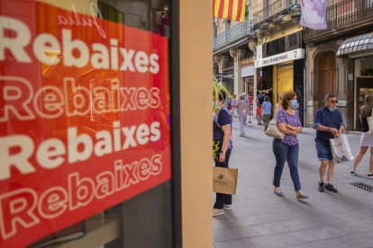 Imatge d'arxiu del carrer de Llovera durant les rebaixes de l'estiu.