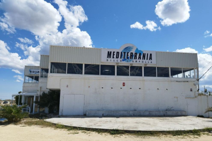 La discoteca Mediterrània es troba a la platja de l'Arena de l'Ampolla.