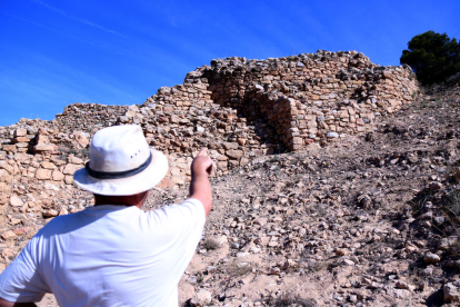 El professor de la URV i director de les excavacions de l'Assut de Tivenys, Jordi Diloli, assenyala una de les portes d'accés al poblat modificades en època romana.