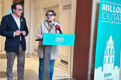 L'exconseller Josep Rull amb la candidata de Junts Teresa Pallarès a Reus.