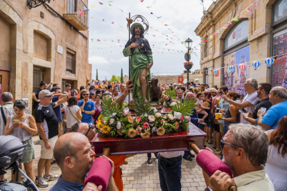 Sant Roc arriba al Cós del Bou després del tradicional seguici.