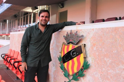 Javier Sanz posa amb l'escut del Nàstic situat a la llotja del Nou Estadi Costa daurada.