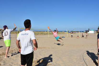 Los deportes que se pueden practicar son el voleibol playa, fútbol playa y tenis playa.