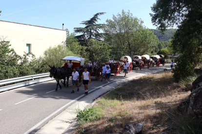 Els portants de l'aigua de Sant Magí arribant al poble de Querol.