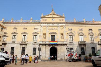 La façana de l'Ajuntament de Tarragona amb la bandera LGTBI+.