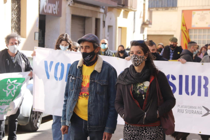 Pla mijà dels dos activistes de la Plataforma Riu Siurana encausats, Andreu Escolà i Anaïs Estrems, abans d'arribar als jutjats de Falset.