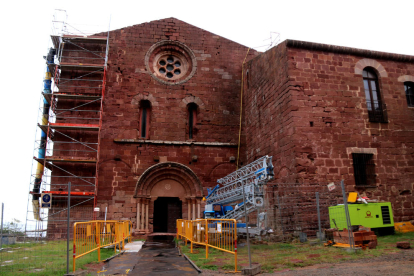 L'exterior de l'església del castell monestir de Sant Miquel d'Escornalbou en obres.