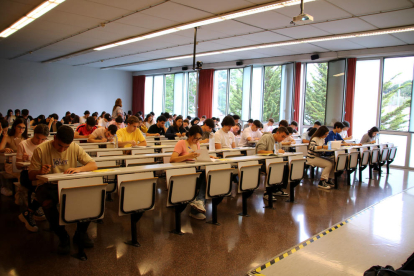 Alumnes a les proves de les PAU 2023 en una de les aules del campus Catalunya de la URV.