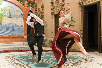 Els dos ballarins, que conformen Indra Dance Company, assajant a la terrassa de l'edifici modernista.