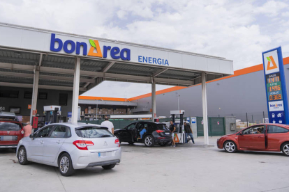 Cua de vehicles esperant per ficar benzina al polígon Francolí de la ciutat de Tarragona.