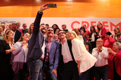Pedro Sánchez, Salvador Illa, Rubén Viñuales i Montse Adán fent-se una foto a l'acte final de campanya dels socialistes a Tarragona.