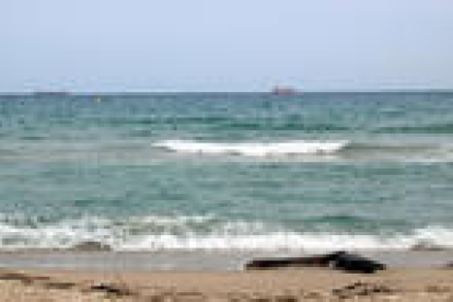 Punt de la platja del Miracle de Tarragona, on ha aparegut un cos sense cames i braços arrossegat pel mar.