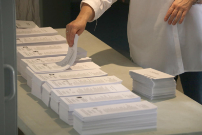 La ley de Hondt se utiliza para realizar el reparto de los votos de las elecciones municipales.