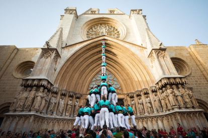 Pilar de vuit amb folre i manilles dels Castellers de Vilafranca.