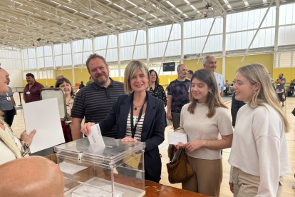 La cabeza de lista de ERC, Noemí Llauradó, votando junto a su familia.