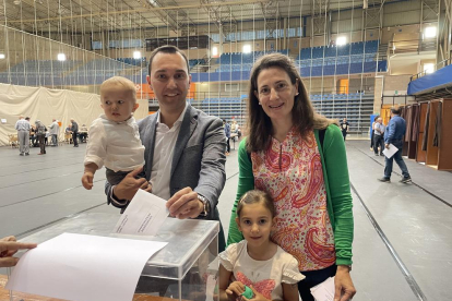 Daniel Rubio, cap de llista d'Ara Reus, ha estat un dels primers en votar aquest diumenge 28-M a Reus.