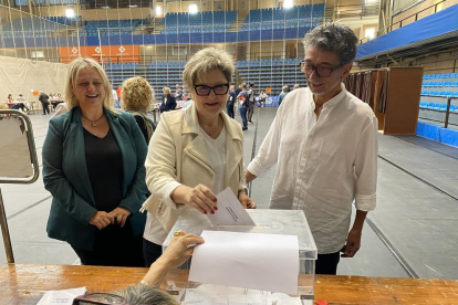 Teresa Pallarès, candidata de Junts, acudió a votar en el Pabellón Olímpico de Reus.
