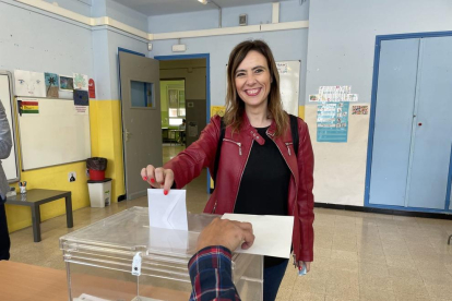 Sandra Guaita, alcaldable del PSC, ha votado en el Colegio General Prim de Reus.