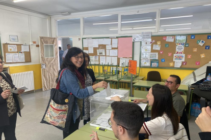 Mònica Pàmies, candidata de la CUP Reus, ha votado en el CEIP Rubió i Ors.