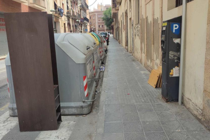 Imatges d'ahir a diferents punts del barri del Port, on es poden observar diversos trastos i mobles abandonats al costat d'illes de contenidors.