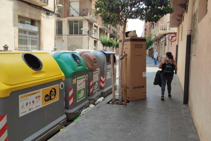 Imatges d'ahir a diferents punts del barri del Port, on es poden observar diversos trastos i mobles abandonats al costat d'illes de contenidors.