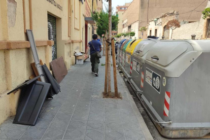 Imatges d'ahir a diferents punts del barri del Port, on es poden observar diversos trastos i mobles abandonats al costat d'illes de contenidors.