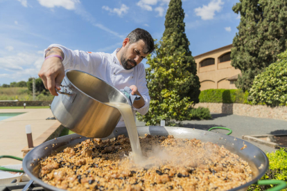 El xef Ferran Cerro va cuinar un arròs ganxet en la presentació del programa.
