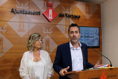 El alcalde de Tortosa, Jordi Jordan, y la primera teniente de alcalde, Mar Lleixà, en la sala de prensa del Ayuntamiento de Tortosa.