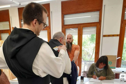 Els monjos de Poblet fent cua per poder votar.