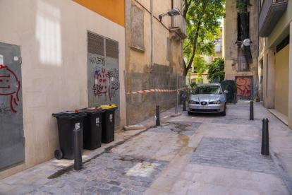 Tram del carrer Casals, a tocar de la placeta dels Argenters, amb líquid regalimant.