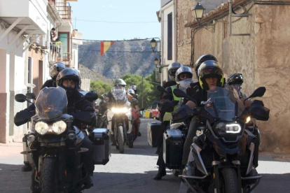 Participants d'una edició anterior de la trobada 'motera' circulant pels carrers de Nonasp.