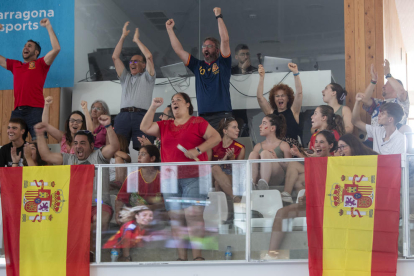Els aficionats de la selecció espanyola celebrant el gol d'Olga Carmona.