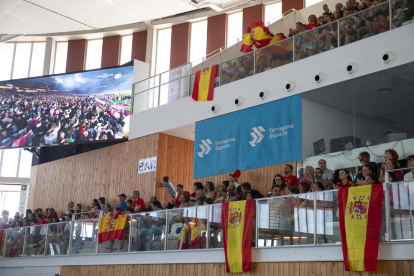 Les banderes d'Espanya van guarnir el Palau d'Esports en suport a la selecció femenina.