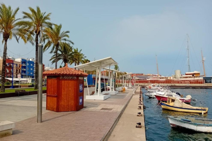 Imatge de les pèrgoles que s'han instal·lat al passeig de la façana marítima del barri del Serrallo.