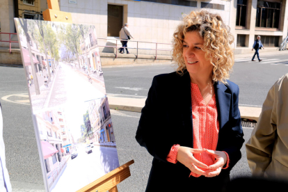 L'alcaldessa de Tortosa, Meritxell Roigé, mira amb satisfacció una imatge virtual de la reforma prevista per a l'avinguda Generalitat.