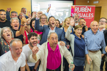 Rubén Viñuales celebrando la victoria con su equipo en la sede socialista en Tarragona.