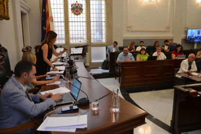 Sandra Guaita dirigeix el Ple de l'Ajuntament en que s'ha aprovat el nou Pla d'Emergència en situacions de Sequera del municipi.