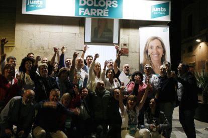 L'equip de Junts per Valls, encapçalat per Dolors Farré, celebrant els resultats ahir.