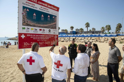 Imatge de la nova cartelleria instal·lada a la platja del Miracle sobre el significat de les banderes.